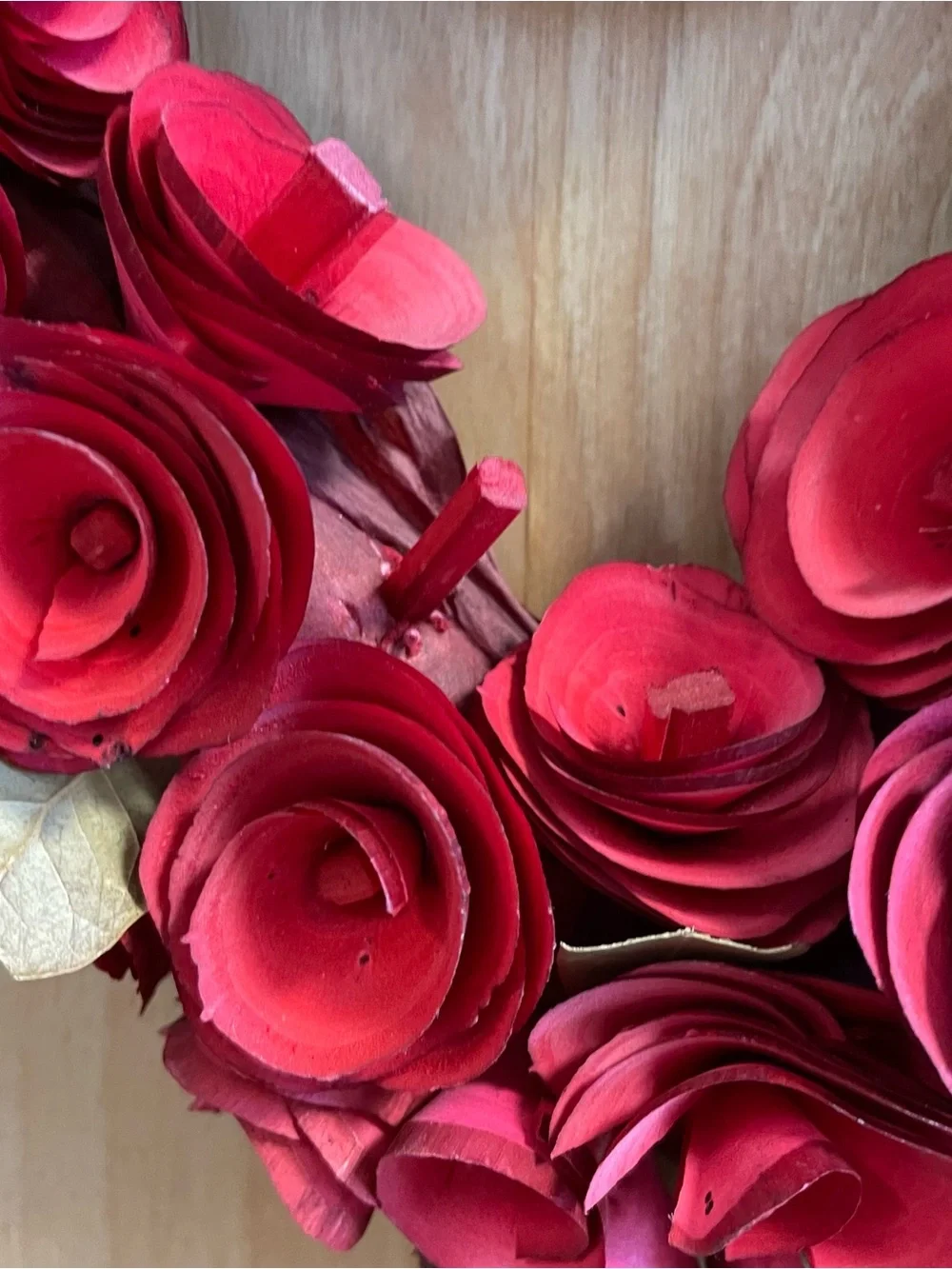 Valentine’s Day Red Roses Carved Wooden Bloom Heart Shape Decorative Wreath